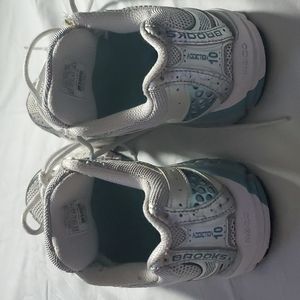 BROOKS Addiction 10th Edition, Extra wide (2E), Size 6.5 womens, silver gray